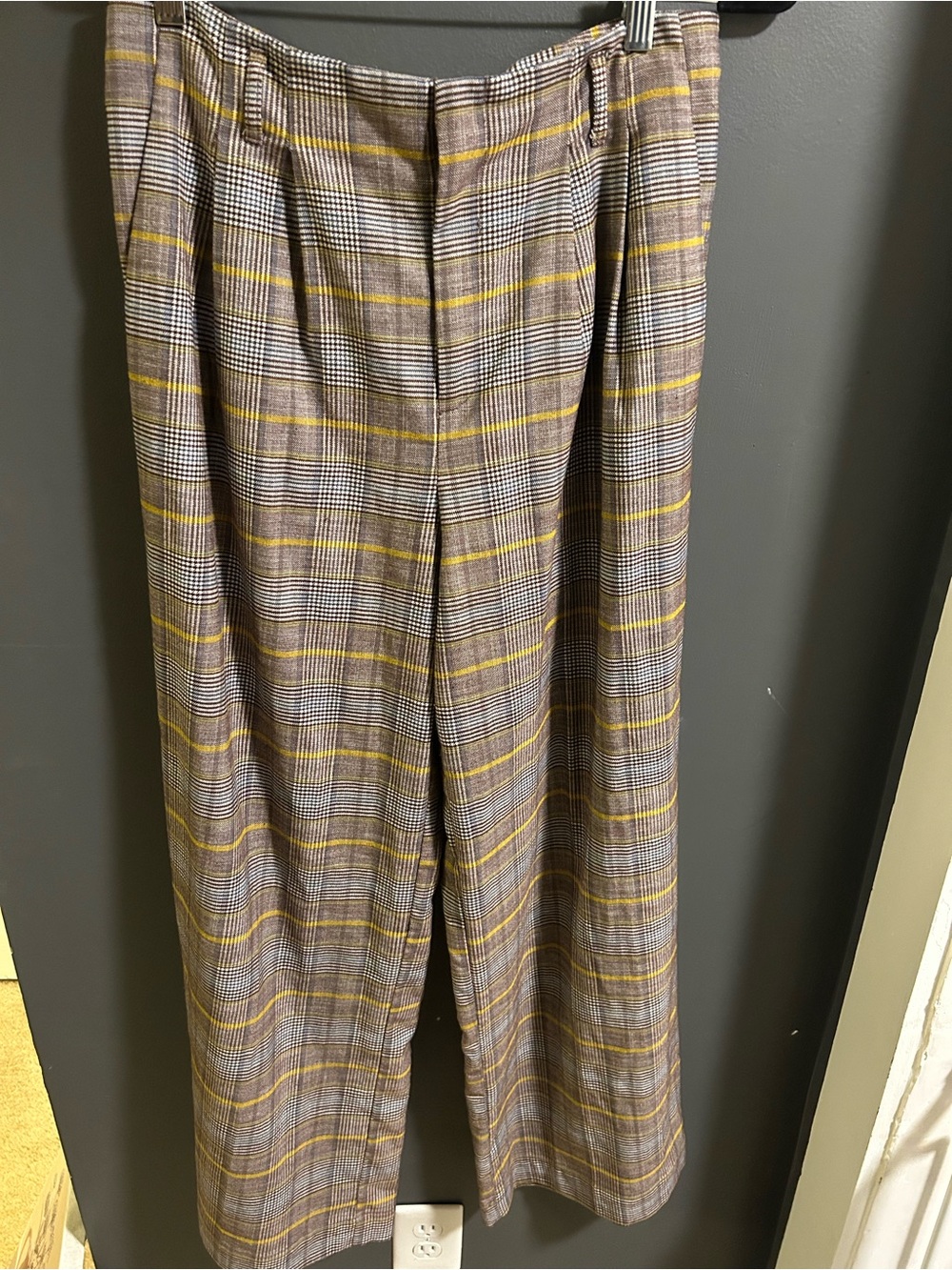 A New Day brown, beige, and yellow plaid wide leg pants in a size 8 #plaid
